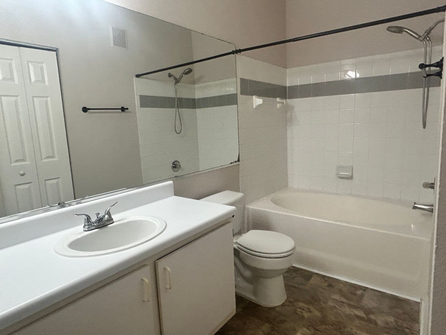 3rd Floor Unit, 1 bed/1 bath with Den in CARROLLWOOD AREA – photo 5