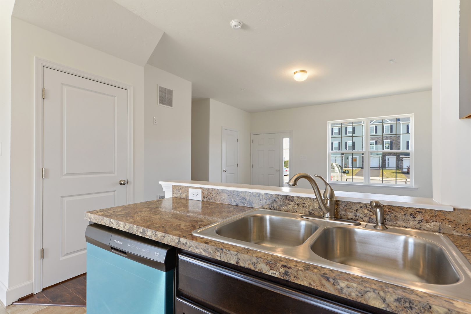 End Unit Townhome with Bonus Room! – photo 5