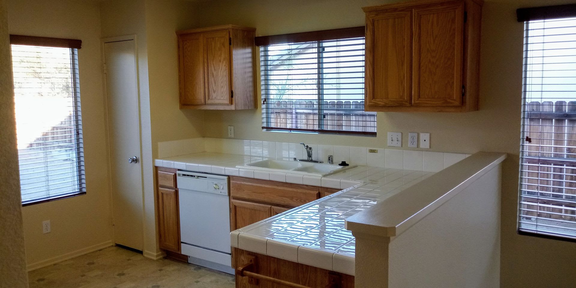 200 Off First Full Month S Rent Four Bedroom In Desert Vista Community – photo 5