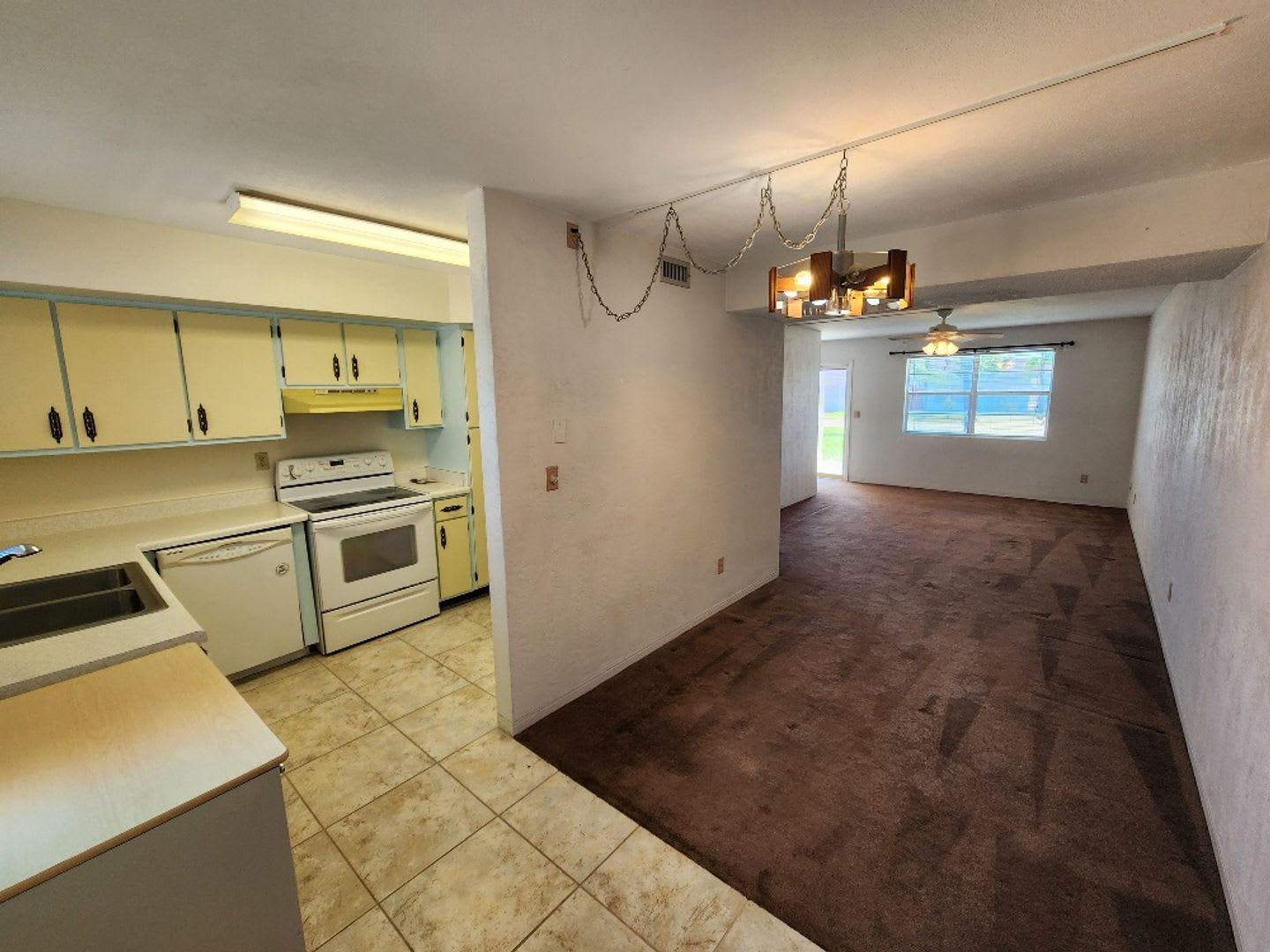 Charming 2 Bedroom 1.5 Bath Condo – photo 4