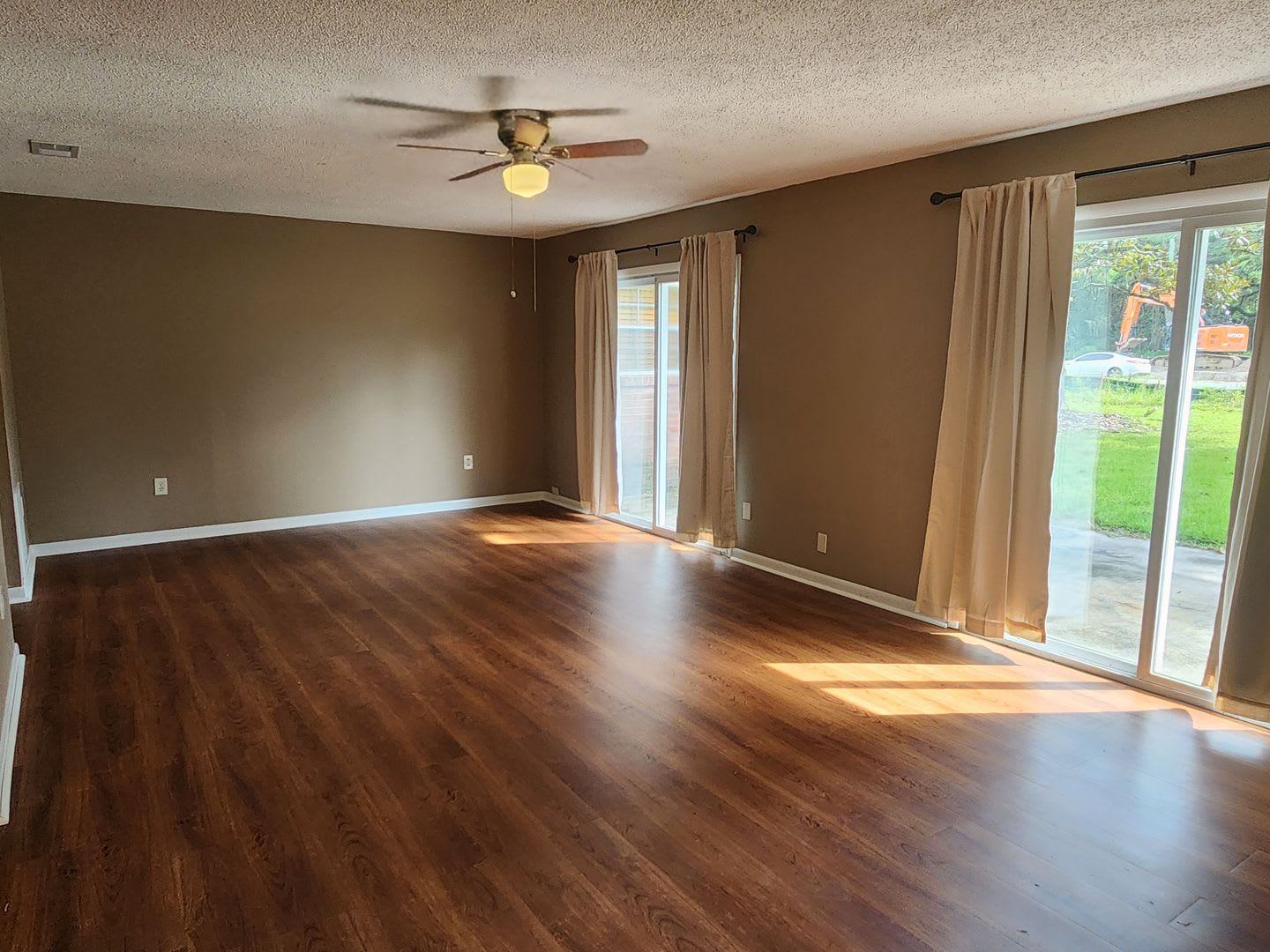 *Available Now* 3 bedroom 1.5 house with open floor plan. – photo 5
