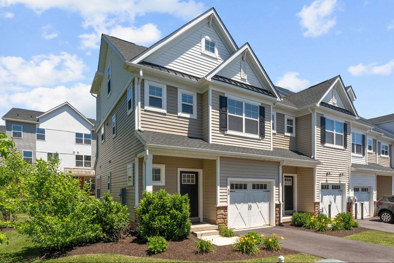 Elegant 3-Bedroom Home in Isaac Court. Available the Second Week of October! – photo 3