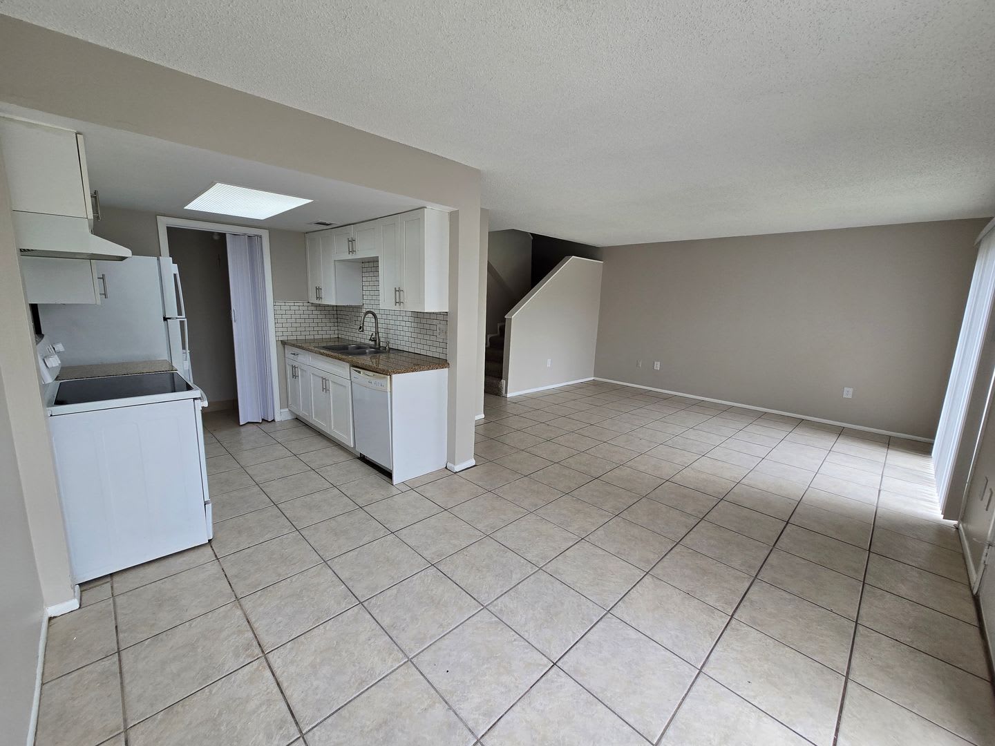 Spacious 2 Bedroom Orlando Condo with Water Included – Available Now! – photo 4