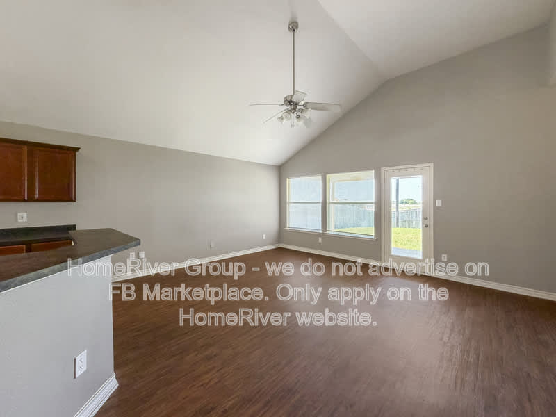 313 Charleston Dr – photo 4
