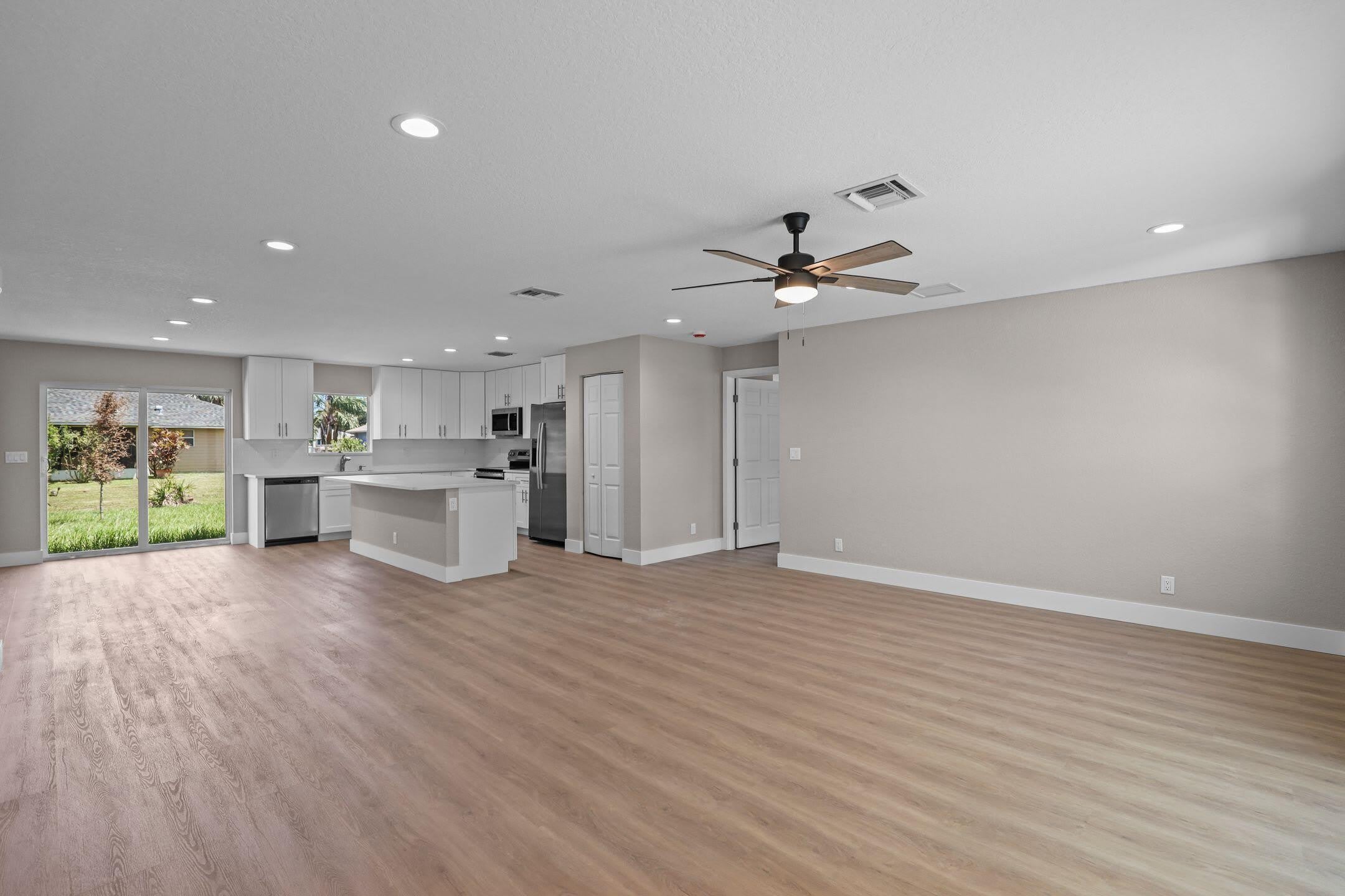 4611 SUNSET Boulevard – photo 3