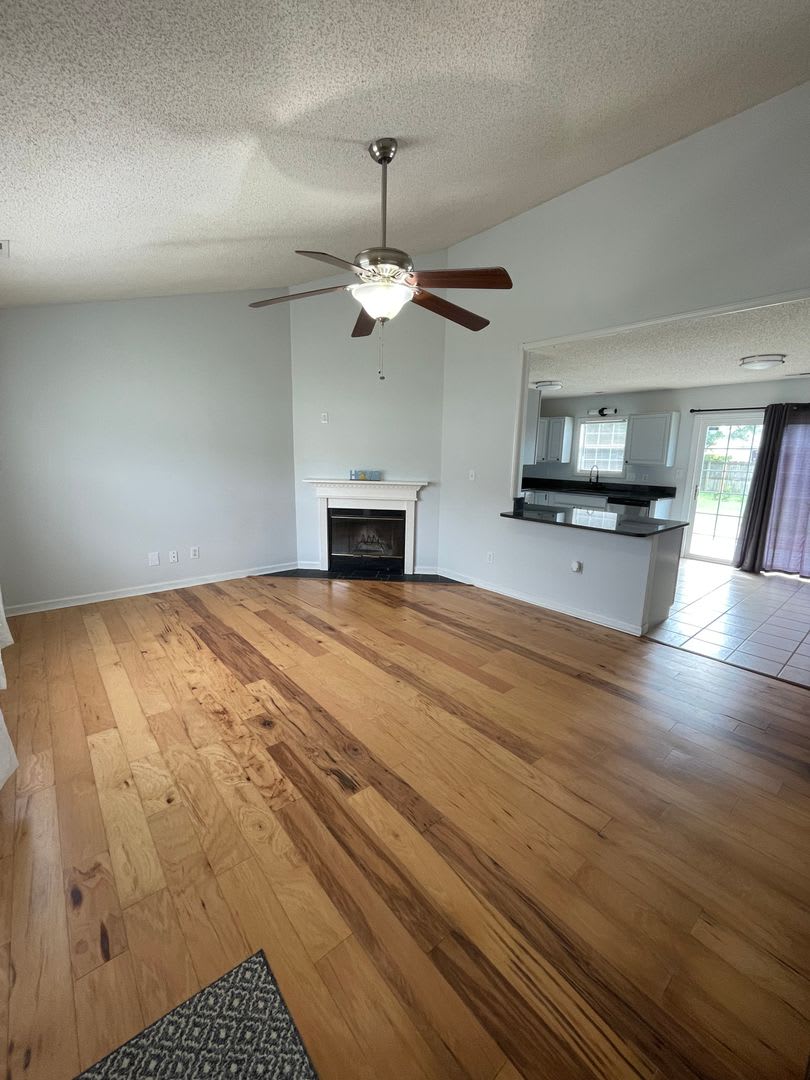 Beautiful Home in Hubert – photo 2