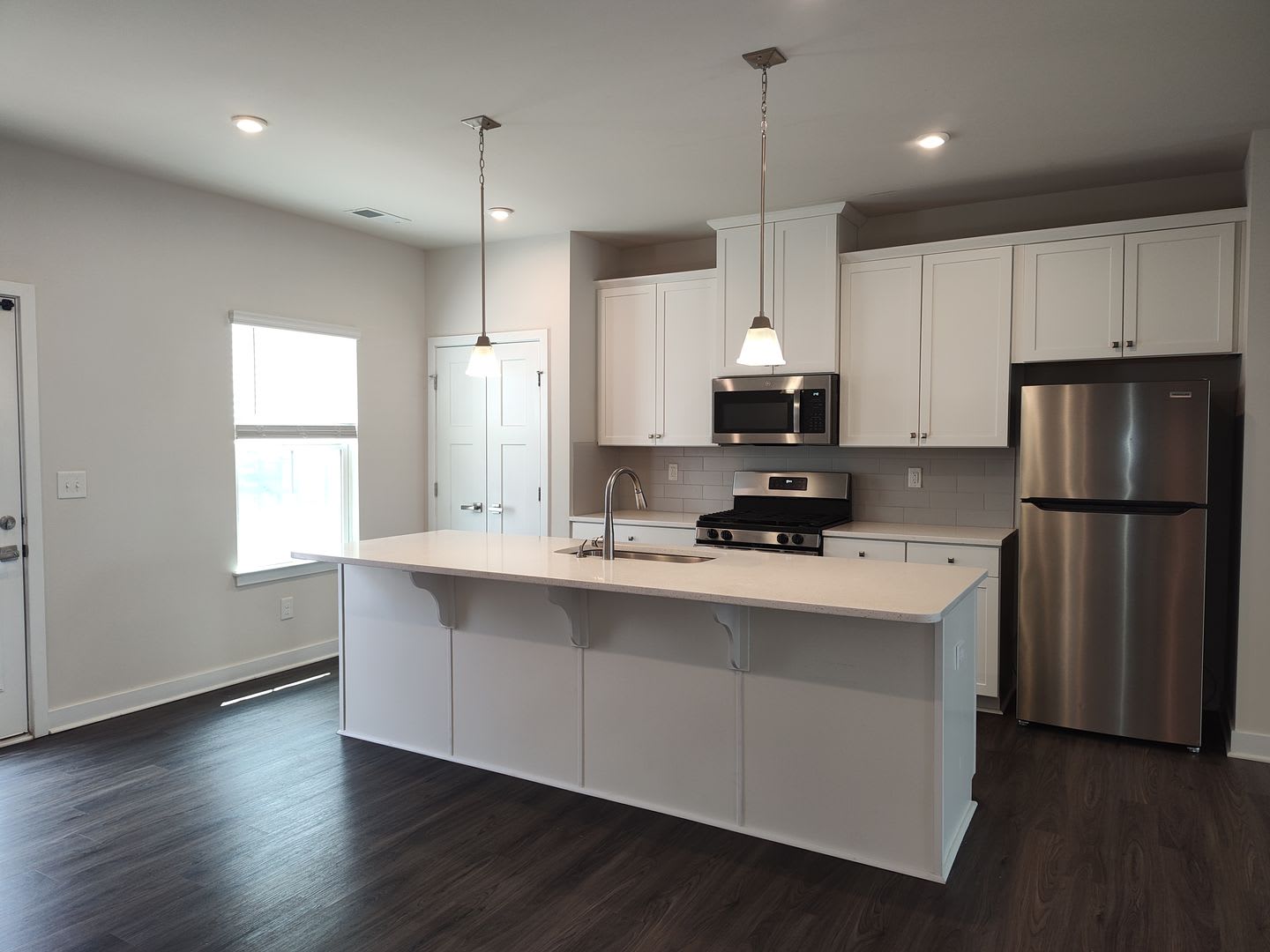 Beautiful End Unit Townhome located in the Towns at Mallard Mills community! – photo 3