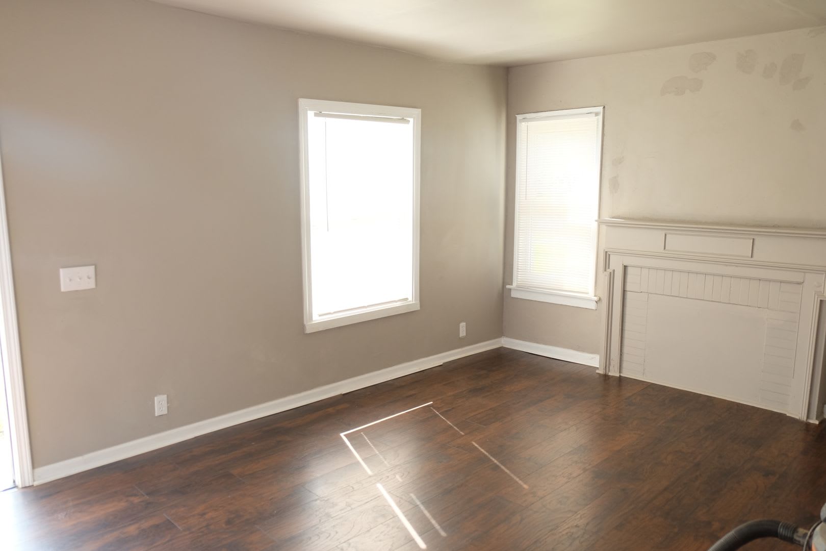 BEAUTIFUL HOME WITH 2 CAR GARAGE LOCATED IN QUIET NEIGHBORHOOD! – photo 3