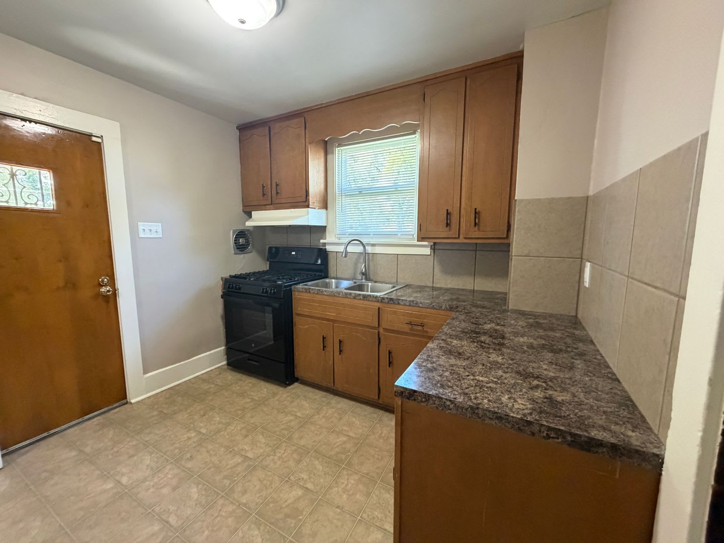 3406 Robinwood Dr Great Three Bedroom Home With Central Air – photo 4