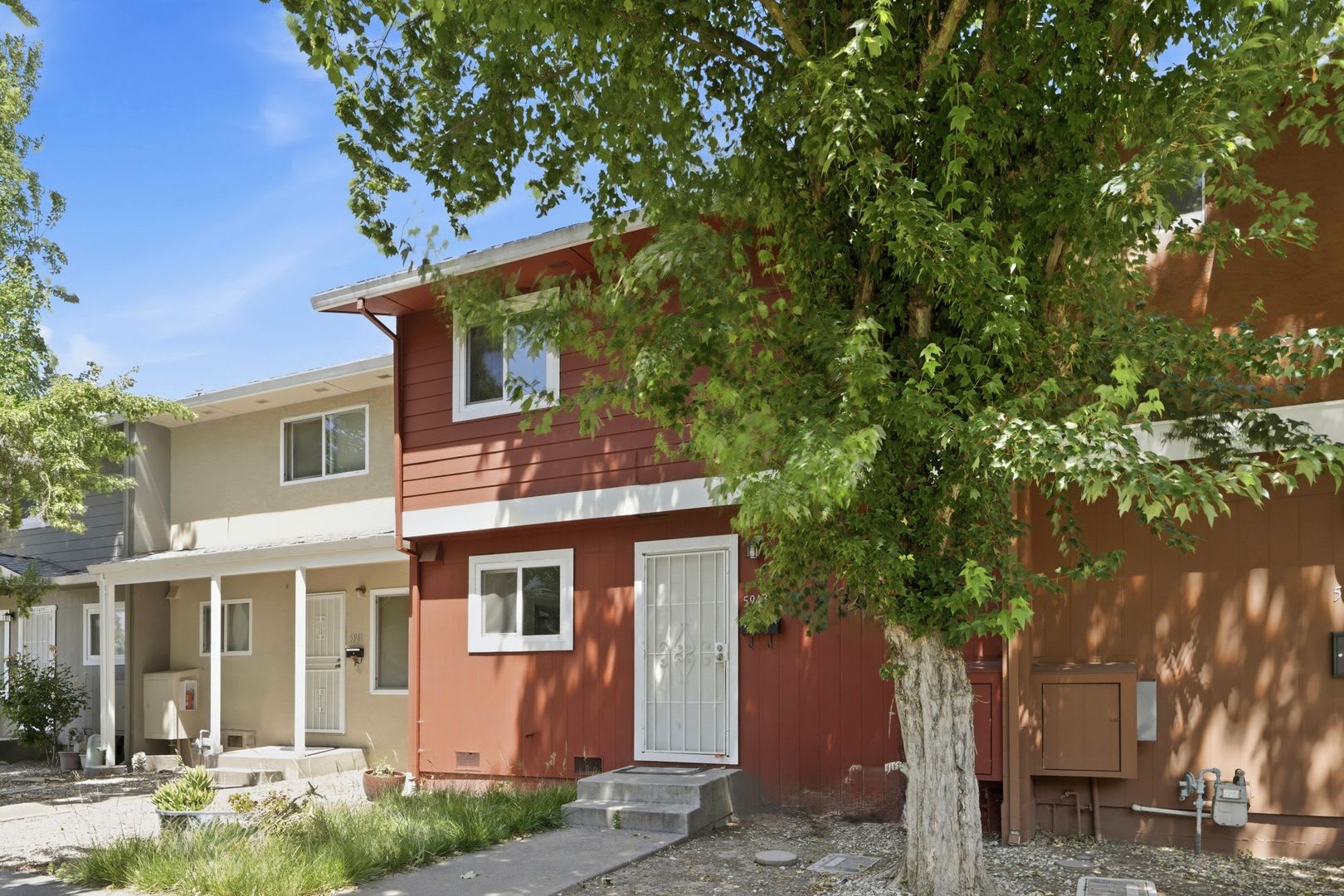 FULLY REMODELED 3-BEDROOM TOWNHOME – TWO CAR GARAGE – photo 2