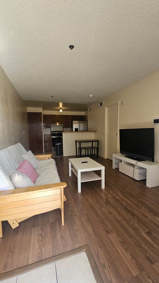 Bright 1-Bedroom Condo Near UNLV & The Strip – photo 2