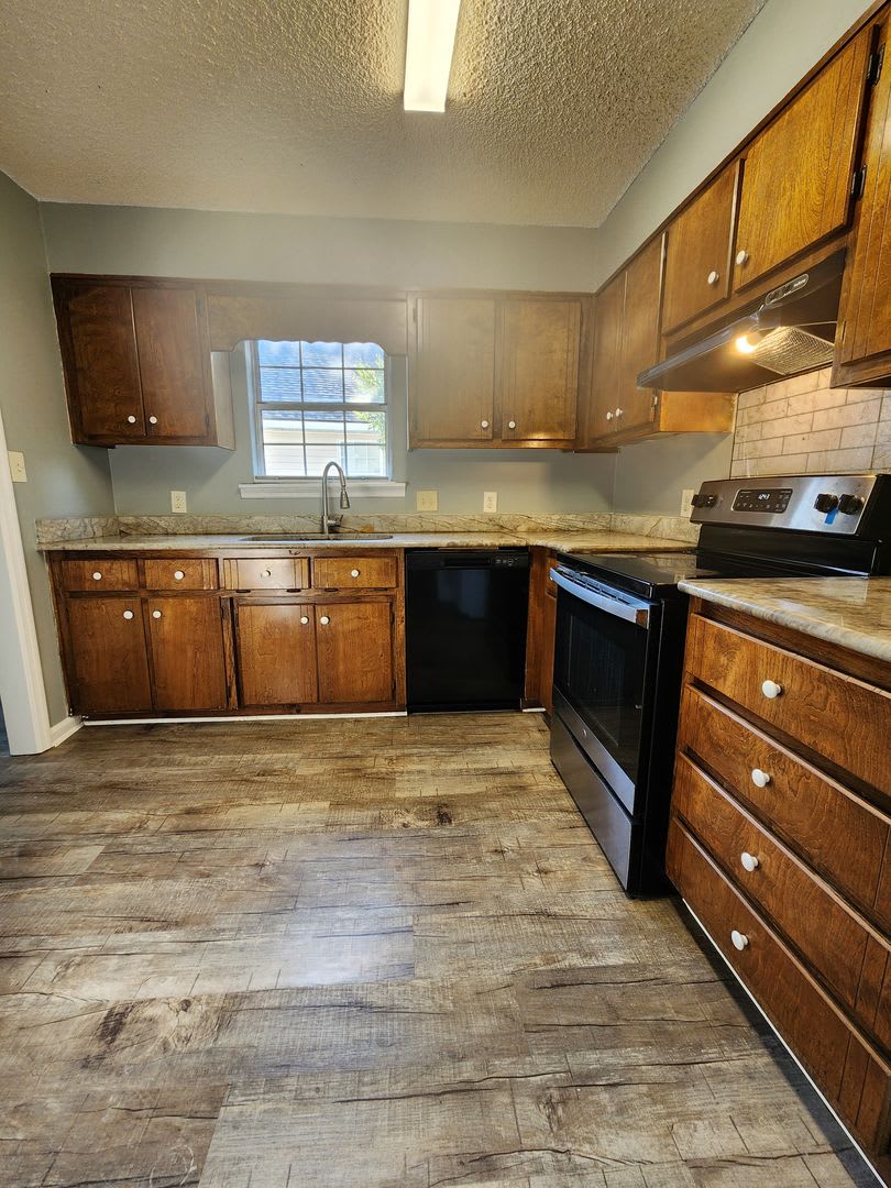Bright & Inviting 3-Bedroom Home with Open Layout and Fenced Backyard – photo 4
