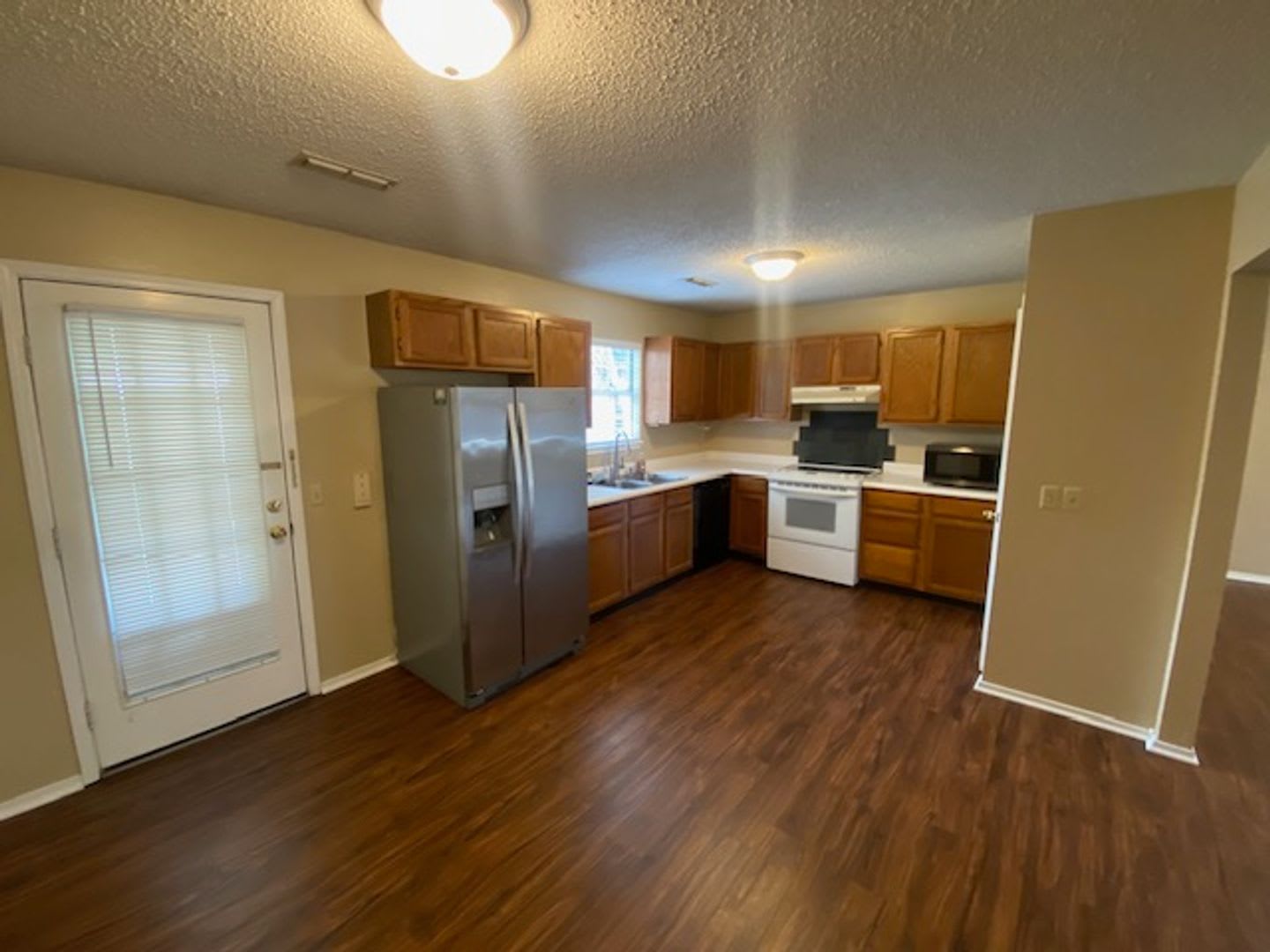 Super Cute 3 Bedroom Now Available! – photo 4