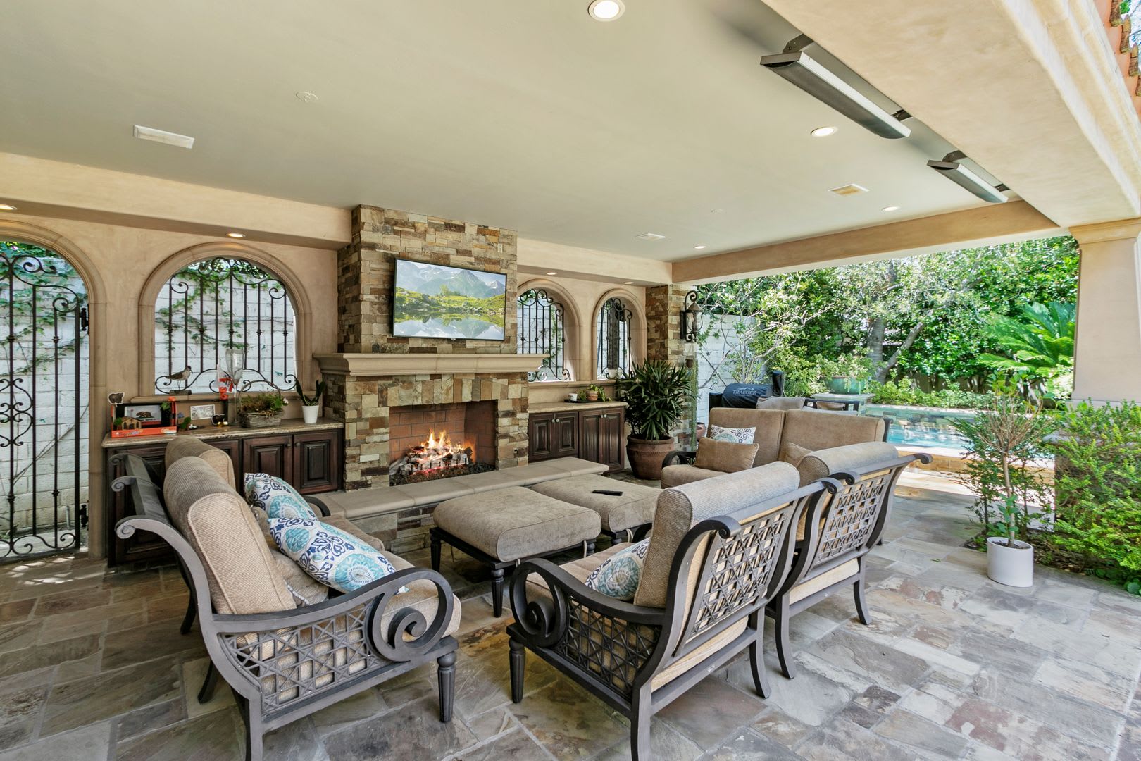Bonita Canyon Luxury Estate With Pool – photo 2