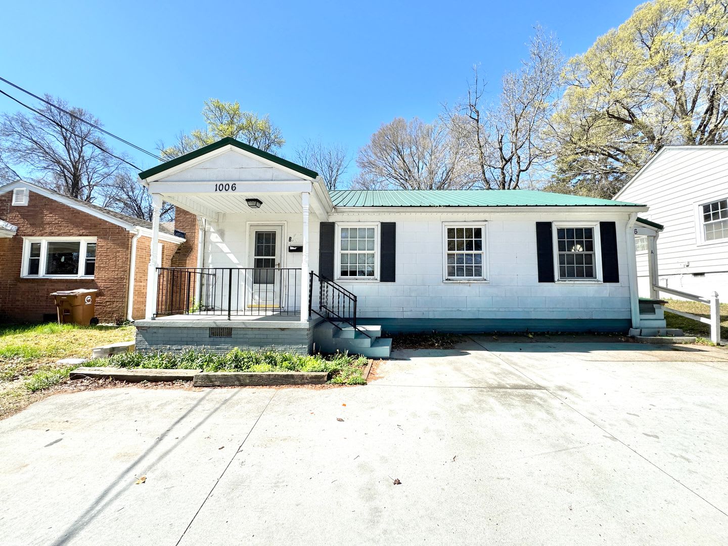 1006 E Side Drive – photo 1