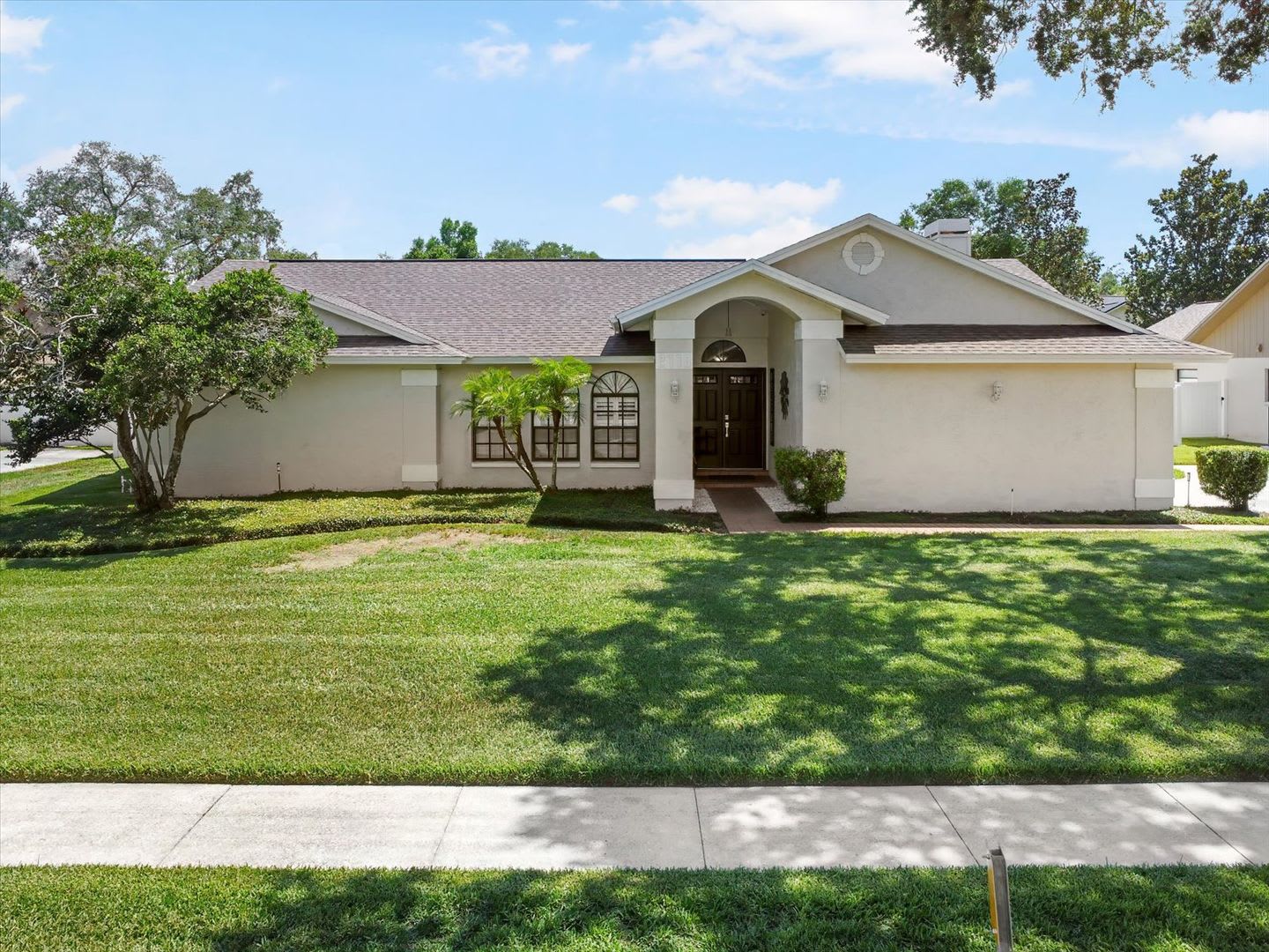 Valrico Pool Home large fence back yard – photo 1