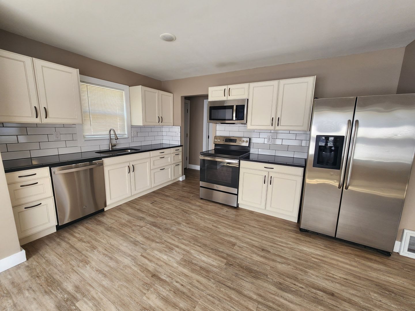 Spacious 2-Bedroom, 1-Bathroom Home AVAILABLE NOW!! – photo 5