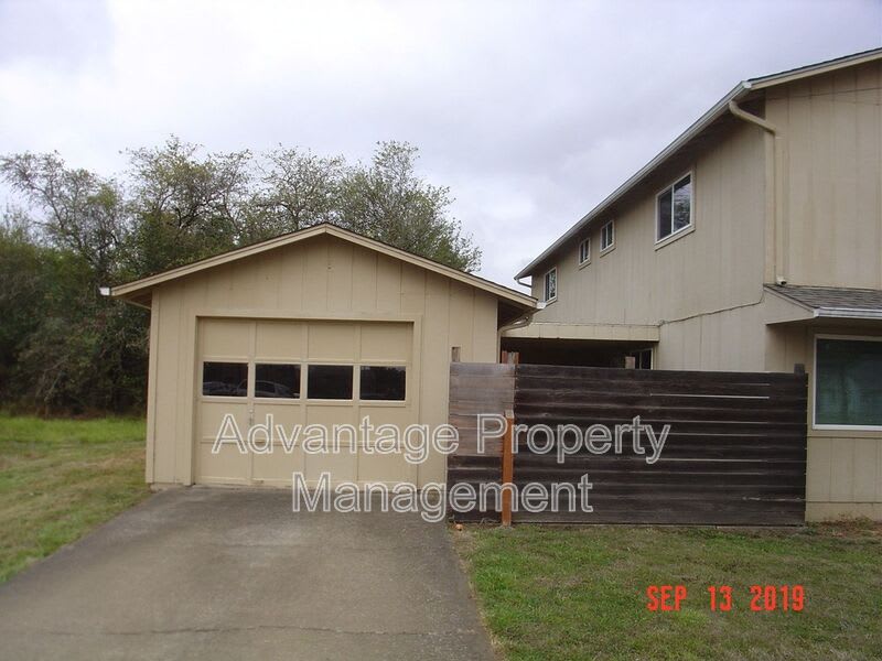 1952 APPLEGATE ST. – photo 3