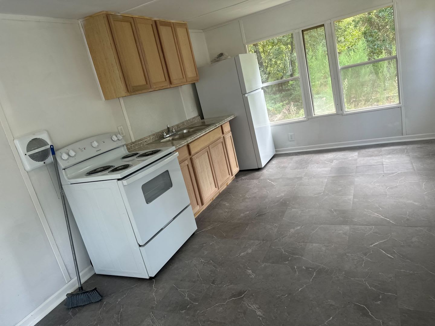 Section 8 Vouchers Apply Now! Rent this 2 Bedroom Home in Graniteville! – photo 2