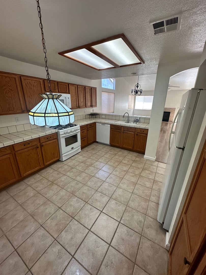 Remodeled 1 story home like new inside – photo 2
