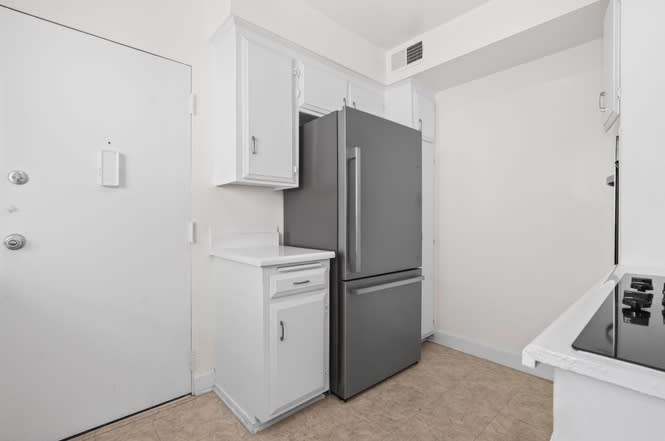 1525 N Hayworth Ave – photo 2