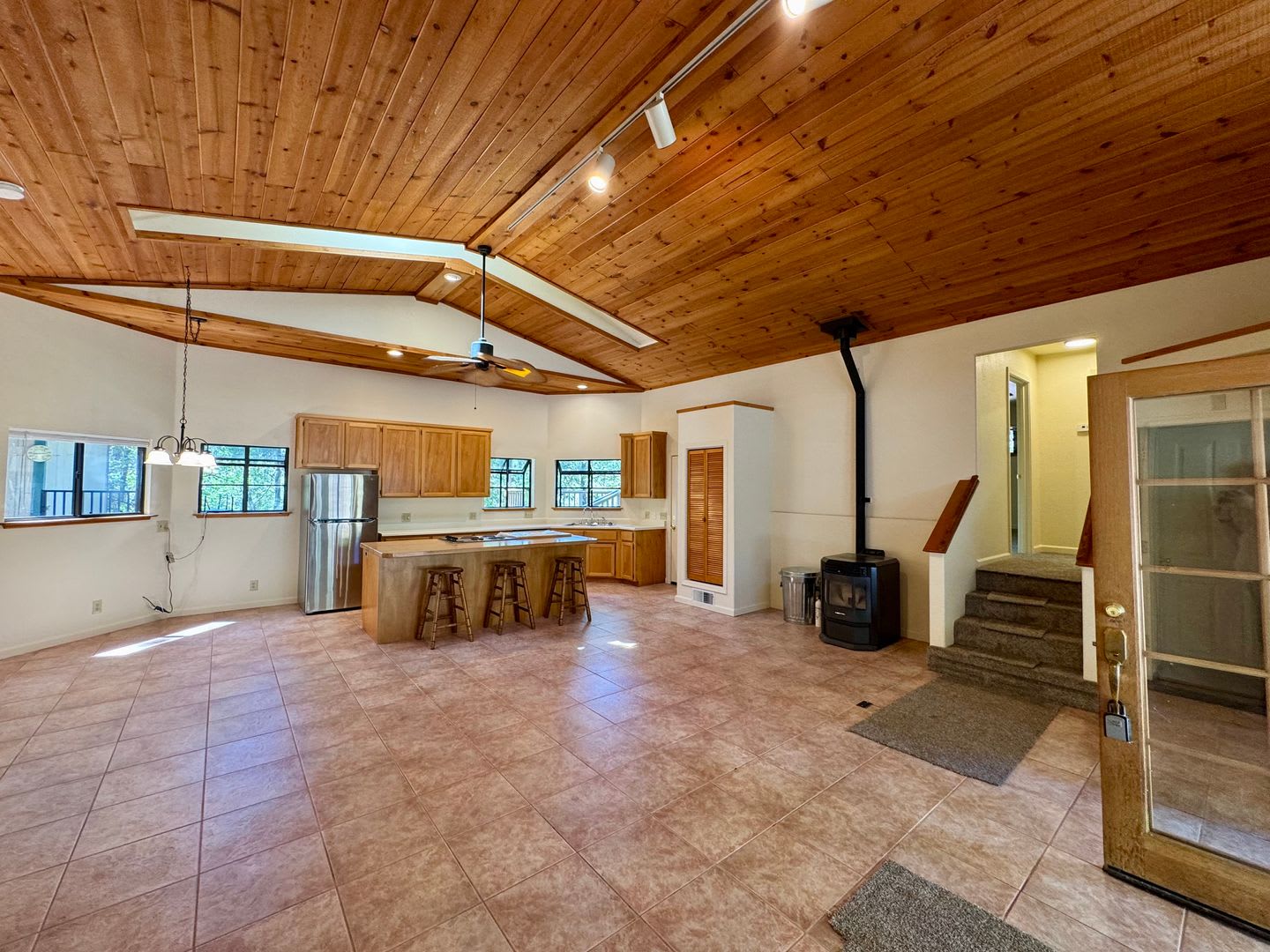 Spacious 3-bedroom, 2-bath multi-family home – photo 4