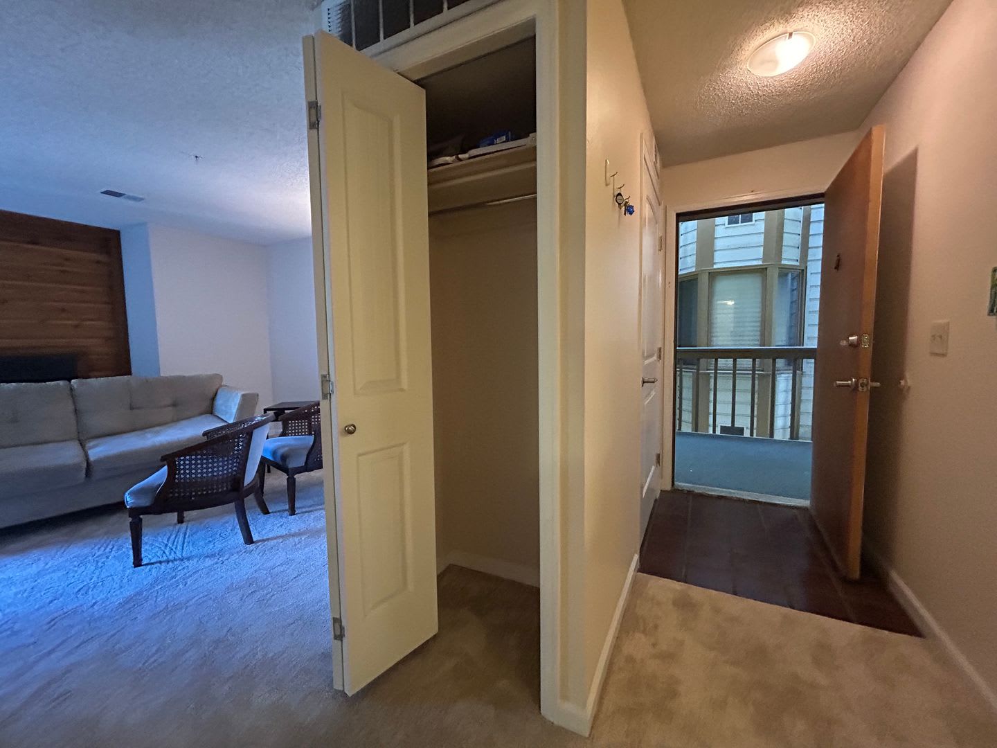 Partially Furnished 1 Bedroom Office Close To Cu Utilities Included – photo 2