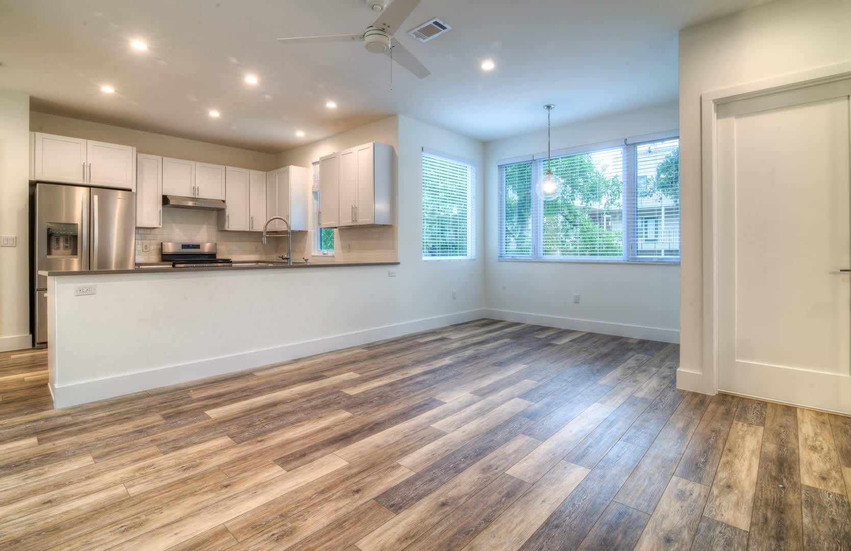 UT PRE-LEASE: Constructed August 2018, Luxury North Campus 3 bed / 3 bath home – photo 4
