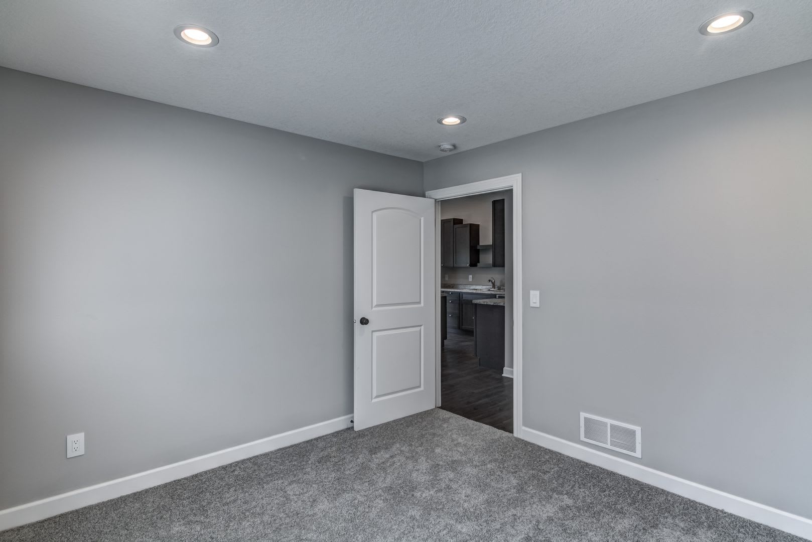 Convenient Location! 3 Bedroom Town Home – photo 2