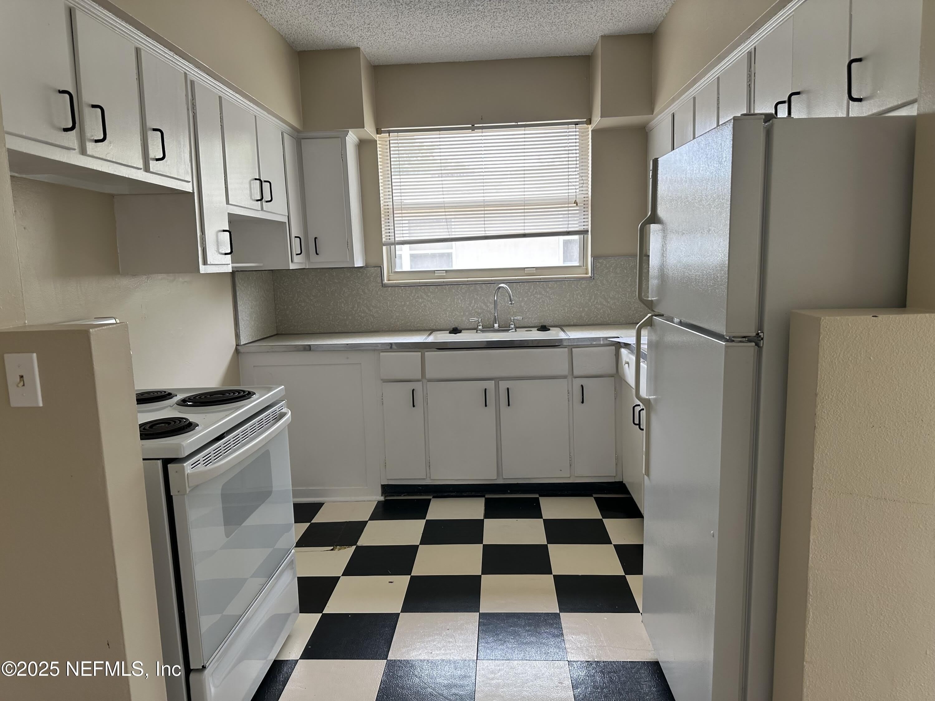 3411 HENDRICKS Avenue – photo 4