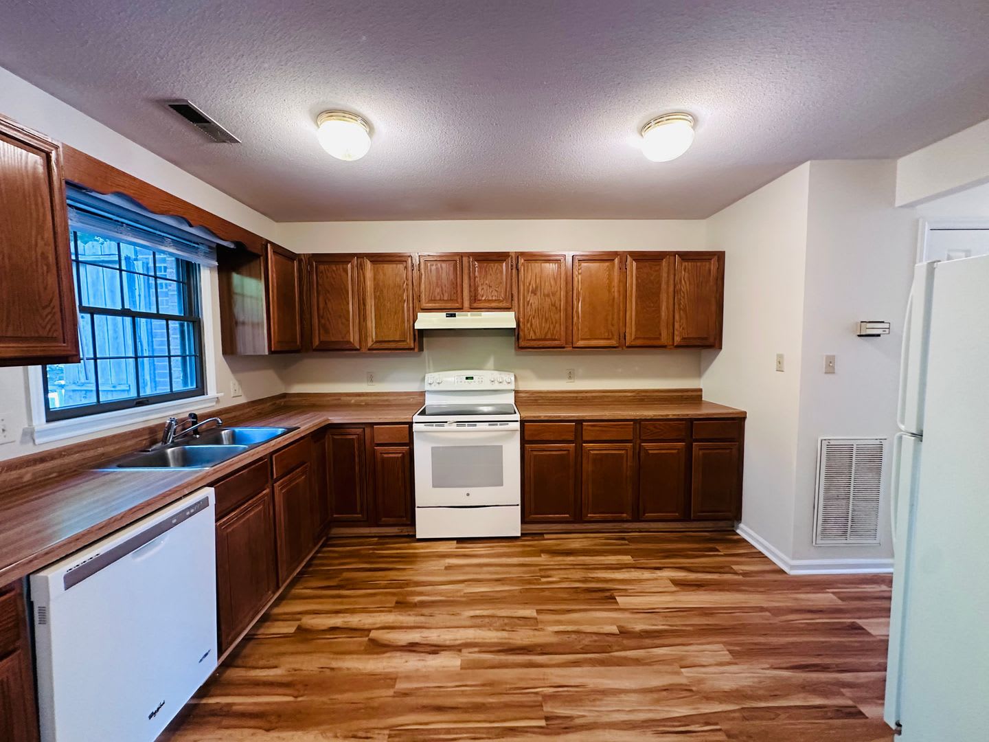 3 Bedroom 2.5 Townhouse – photo 4