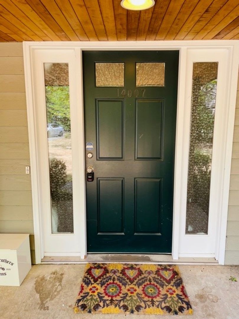 Large 4 Bedroom in Somerset Neighborhood – photo 2