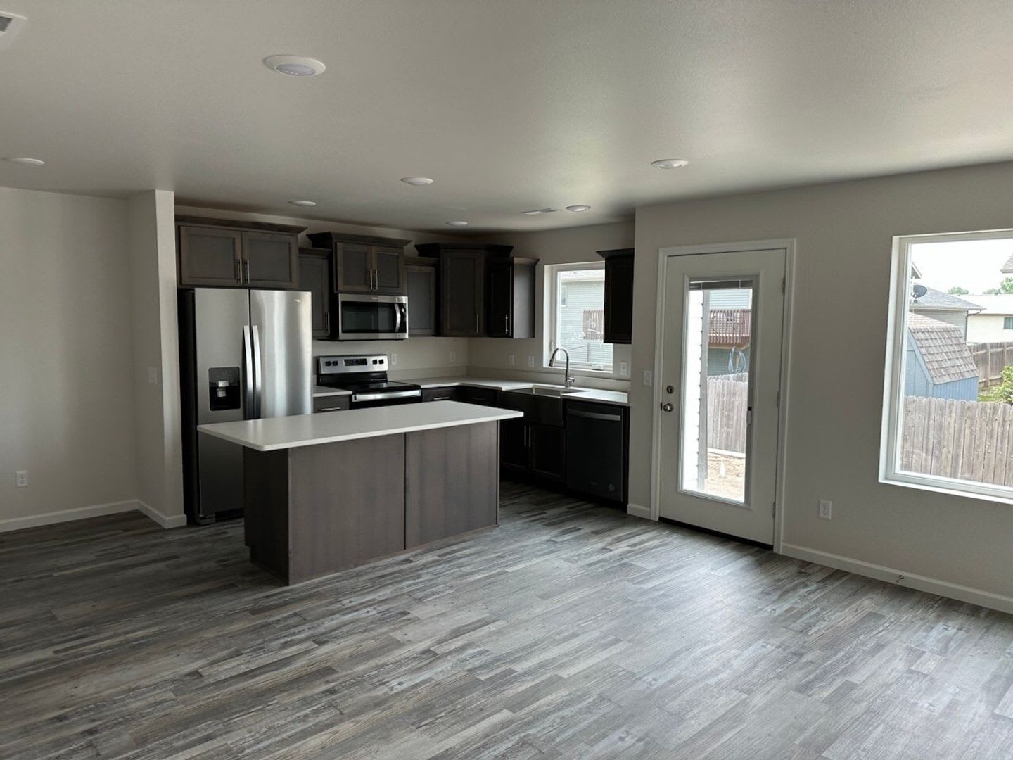 Spacious 3-bed 2.5 Bath – photo 2