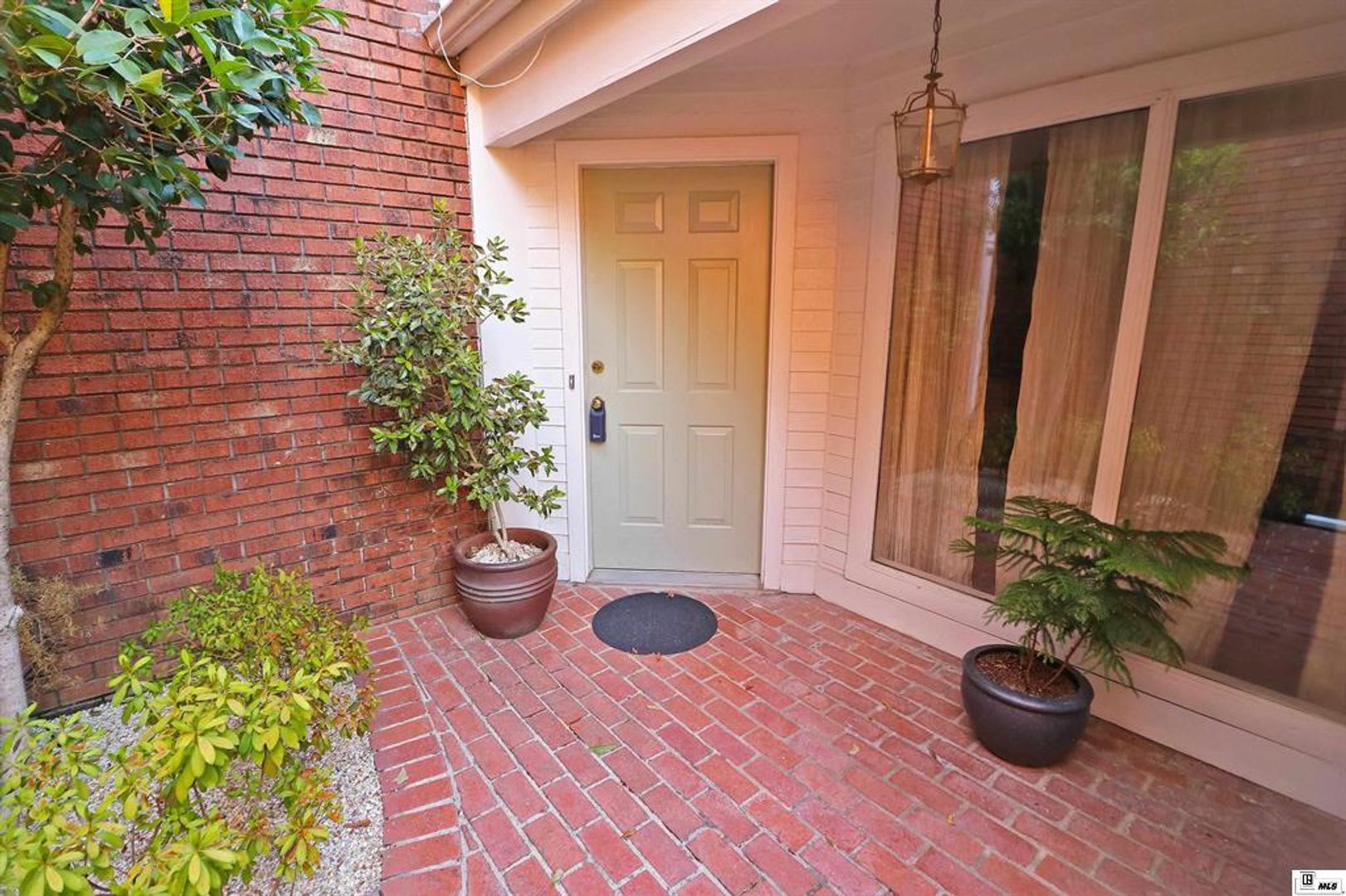 Great Townhouse in a Convenient Location! – photo 3