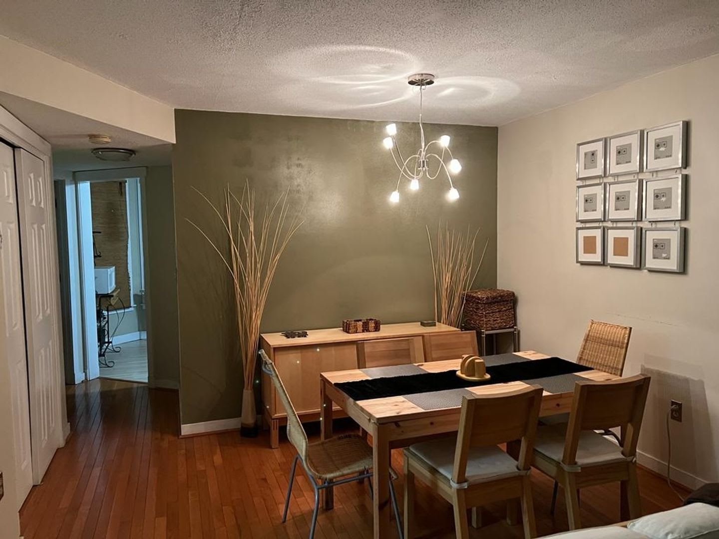 2 Bedroom Condo in Hartford – photo 2