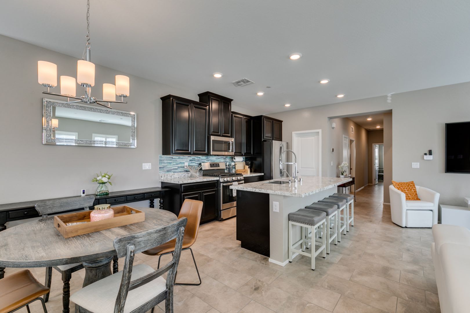 Luxury Fully Furnished 2Bed/2.5Bath Townhome in Gated Community – photo 2