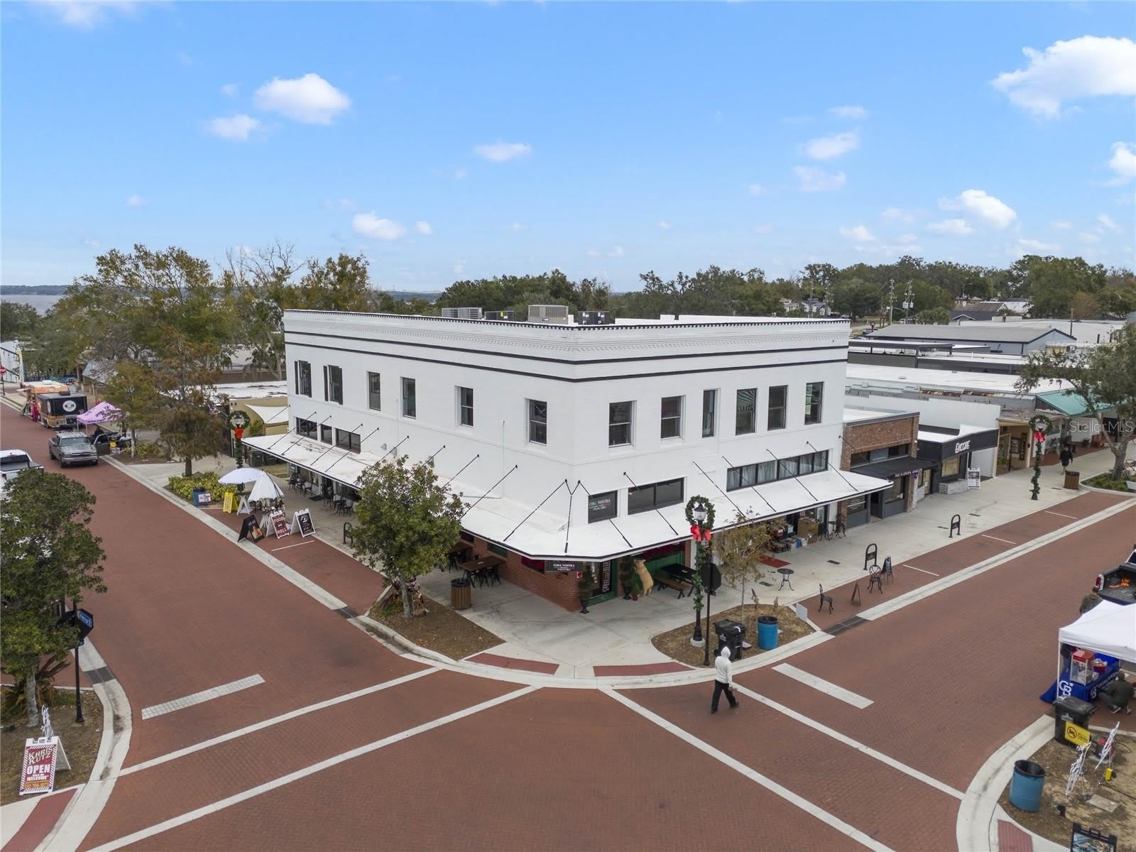 792 W MONTROSE Street – photo 1