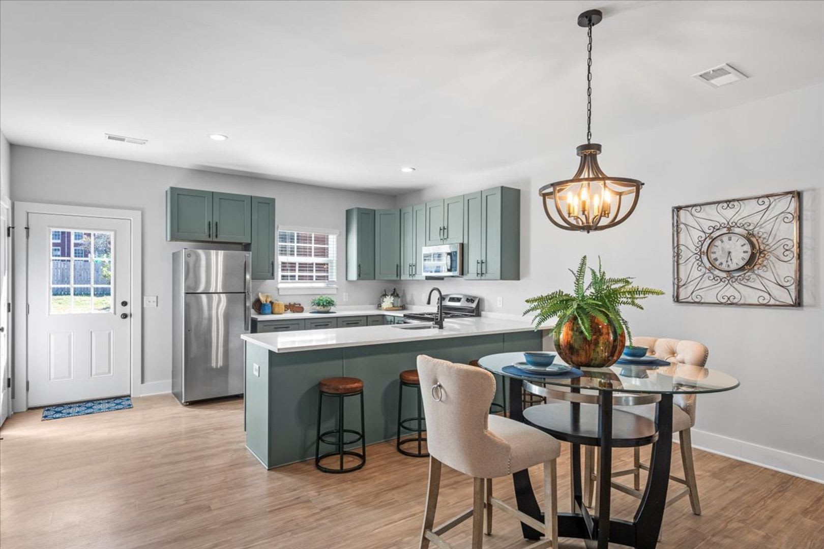 Room In 3 Bedroom Home At Freeze Ave – photo 3