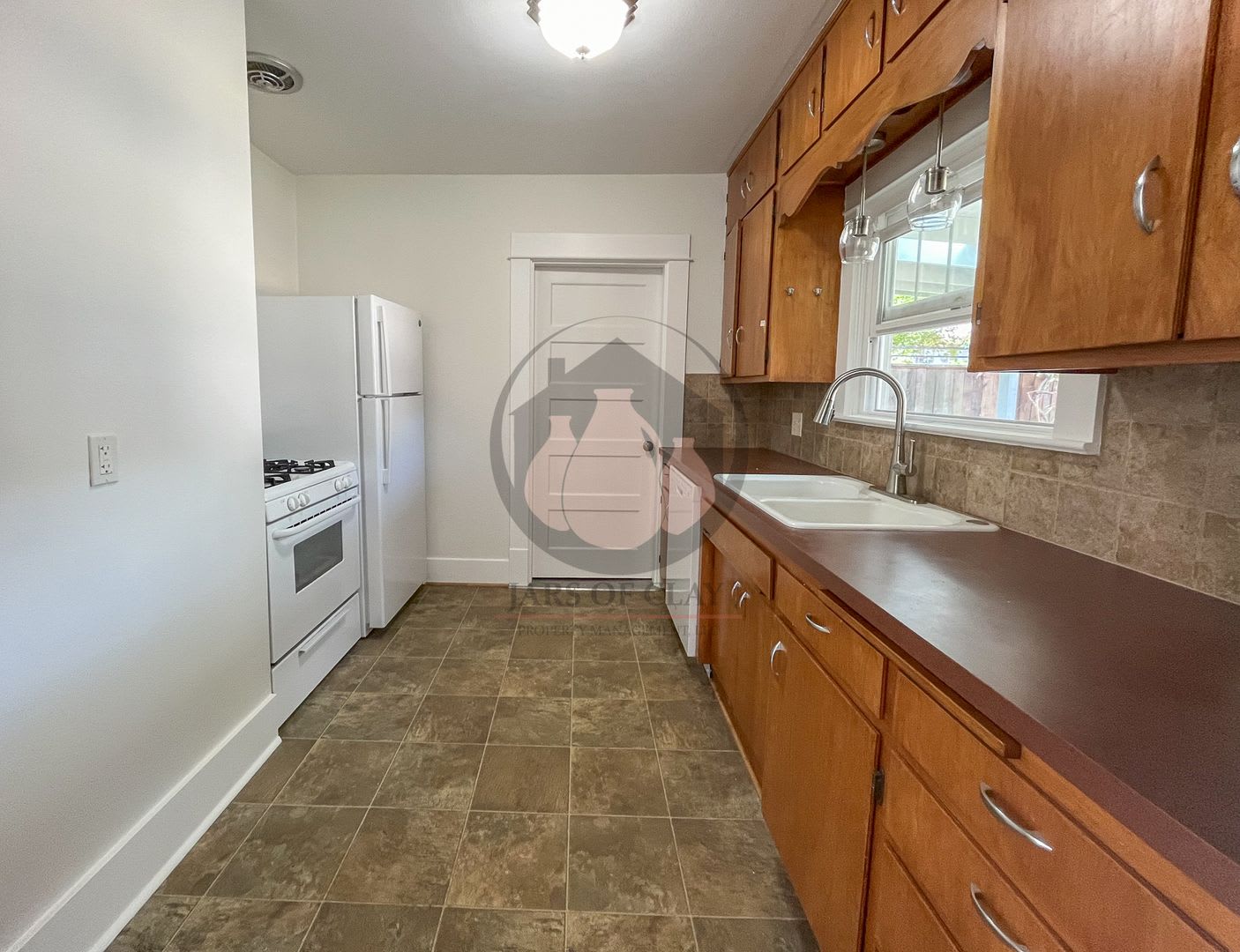 Single Level House Ready for move in! – photo 2