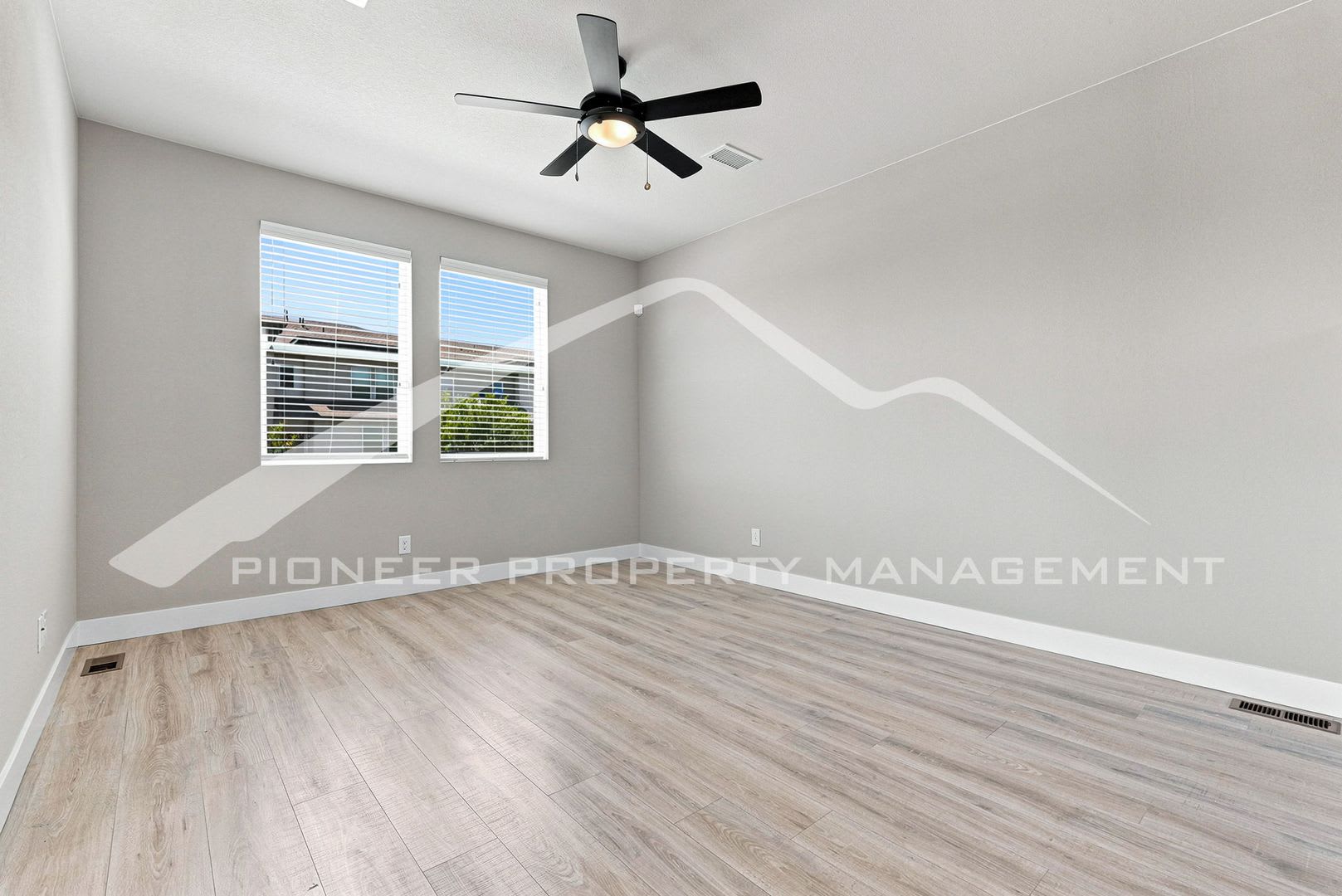 Spacious Townhouse with Central AC and 2-Car Garage – photo 3