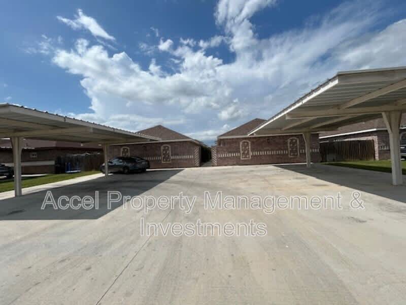 1012 W La Pointe – photo 1