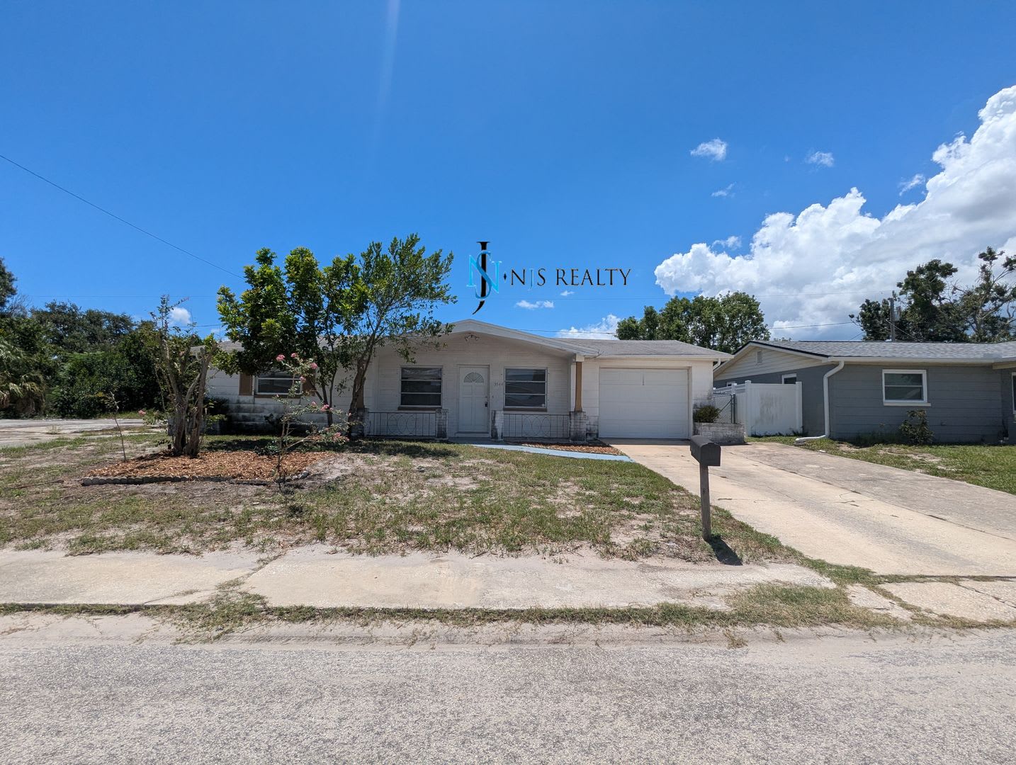 Reduced Must See 3 2 1 Over 1000Sf With Tile Laminate Floors Fresh Paint Fenced Yard And Large Living Room – photo 2