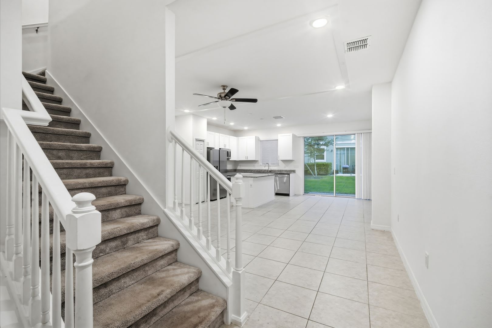Well laid out 3 BDS/ 2.5 Bths Townhome with many upgrades centrally located! – photo 4