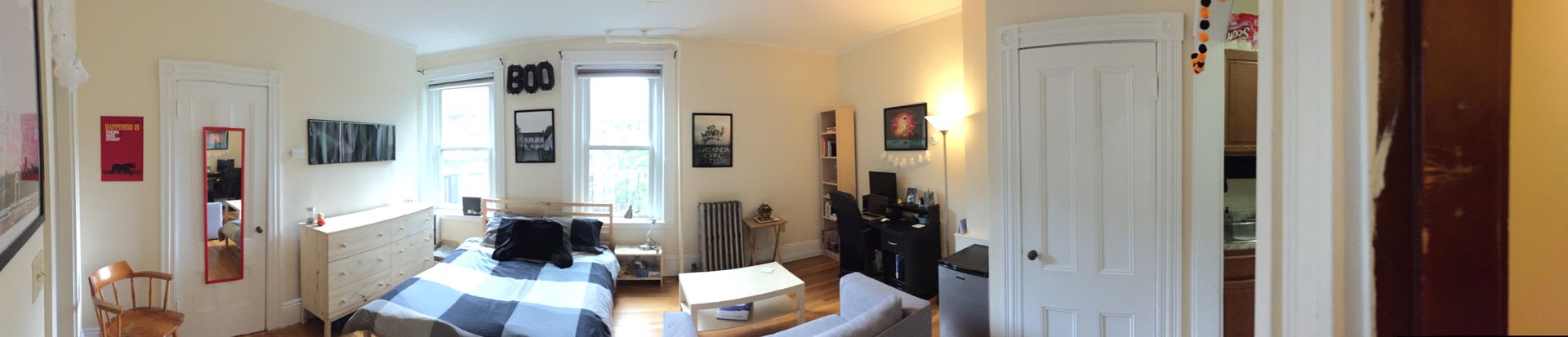 Good sized studio for 9/1 in a hot location! – photo 2