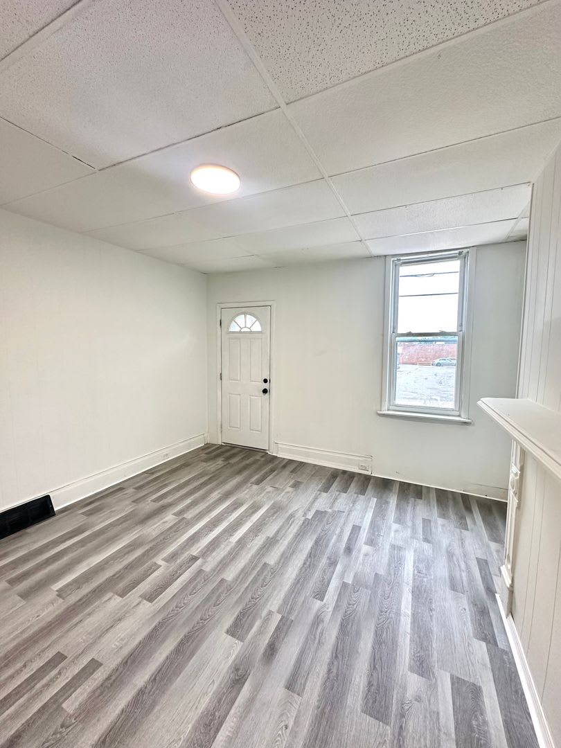 Updated 2 Bed 1 Bath Home W Bonus Space Convenient Location Walkable Neighborhood Available Now – photo 4