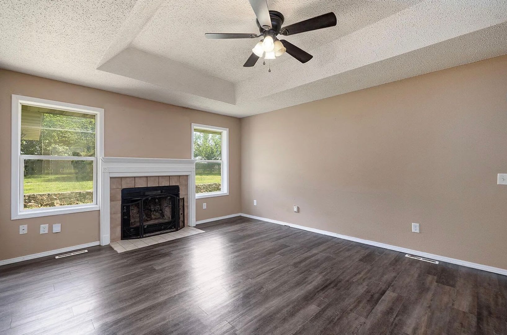 Available Now 3 bedroom 2 bath 2 car garage – photo 4