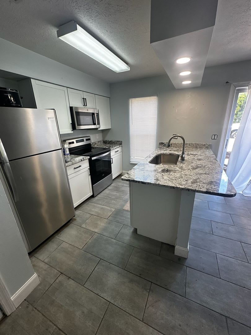 Cozy Convenient 2 Bedroom 1 Bath Duplex With Large Yard Deck – photo 2