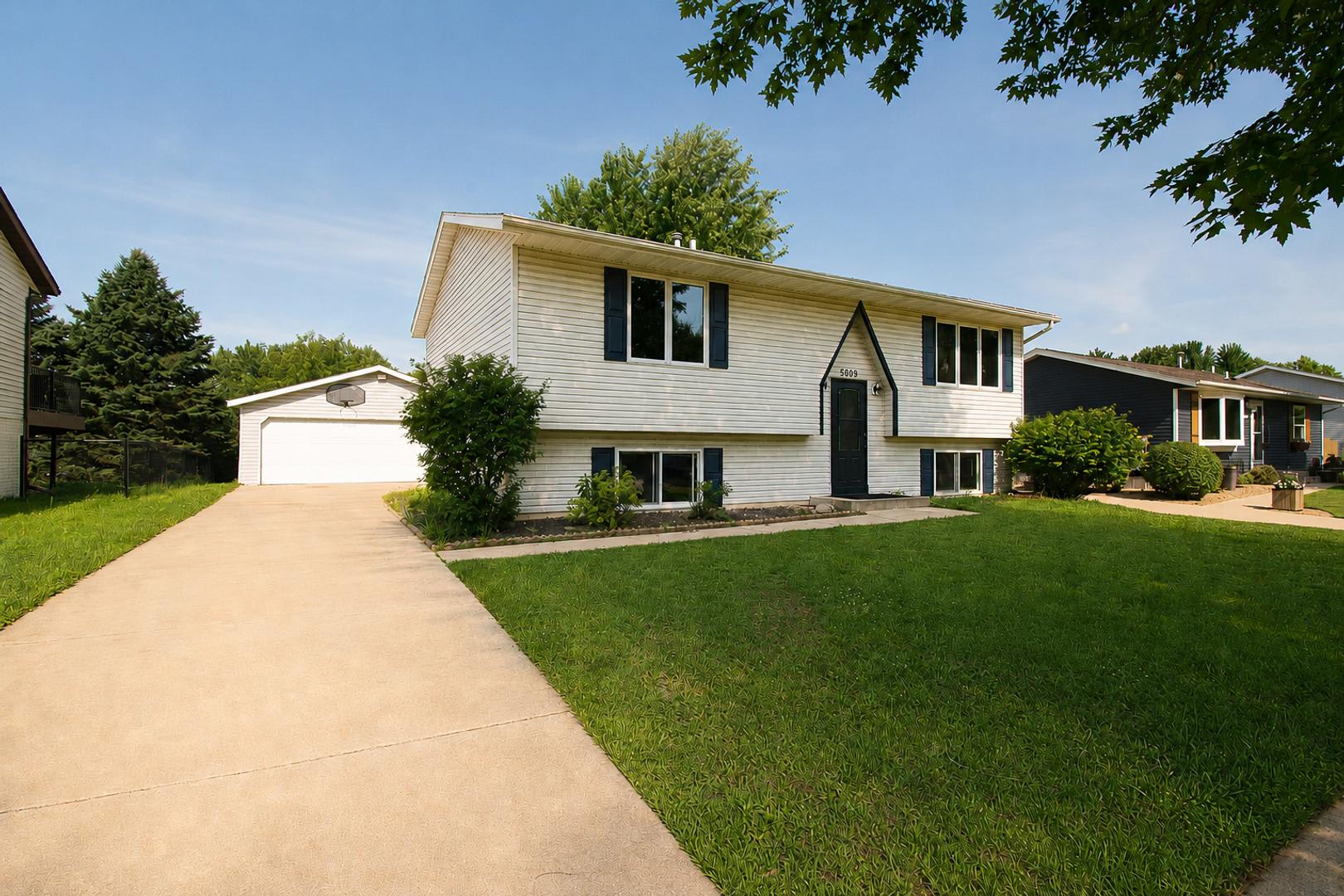 4-Bedroom NW Rochester Home with Central A/C & 2-Car Garage – photo 1