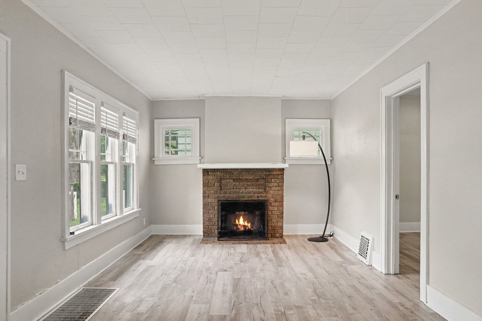 Freshly Renovated 2-Bedroom Home in Eastwood- $1449 – photo 2