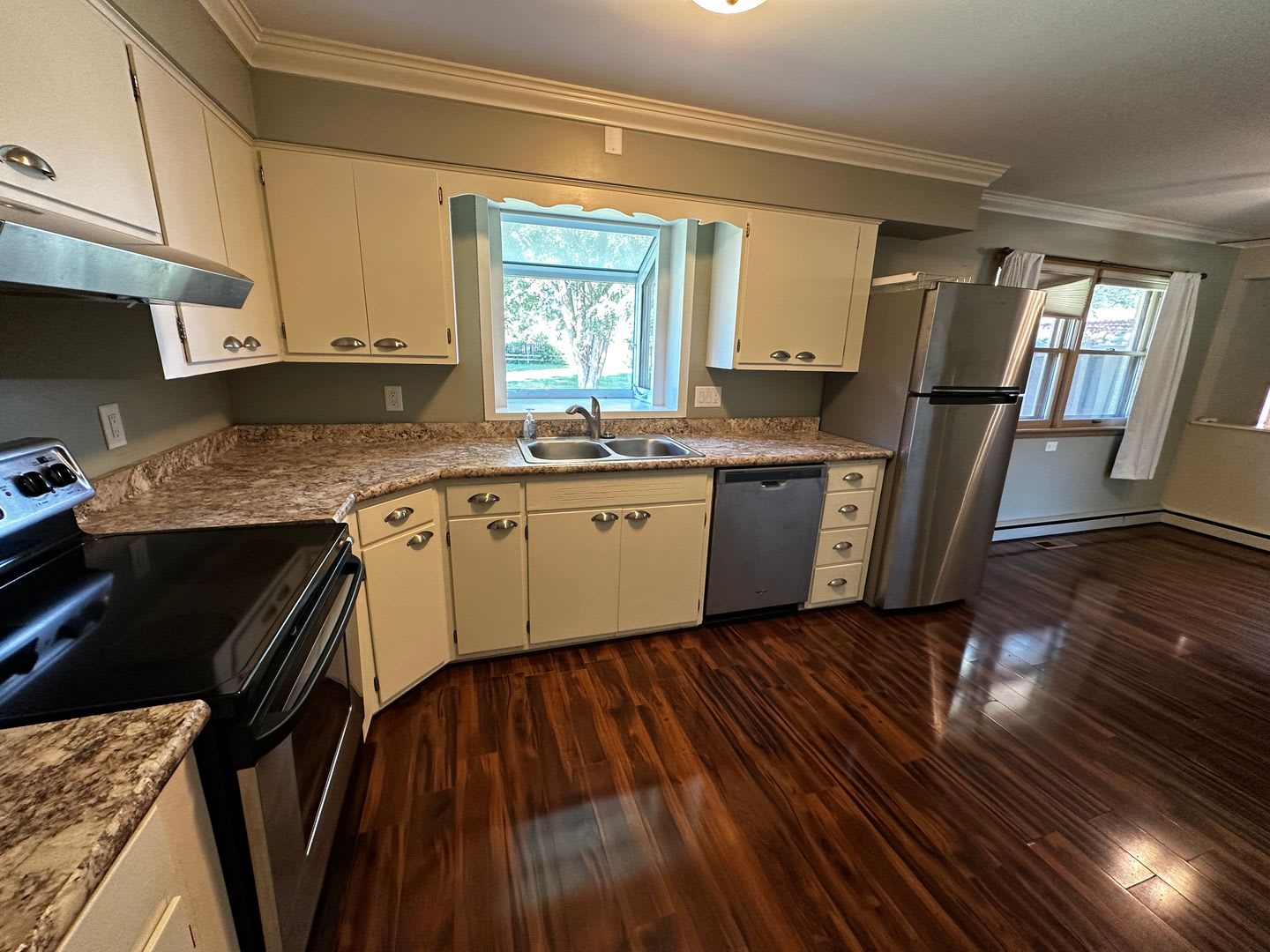 FREE AUGUST RENT!!! 3-bedroom, 2-bath home on Janesville’s East Side – photo 1